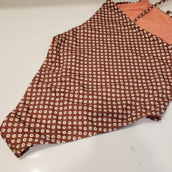 Quintsoul NWOT 1-pc Michelen Innocence 70s print daisy print tie shoulder - Picture 8 of 13
